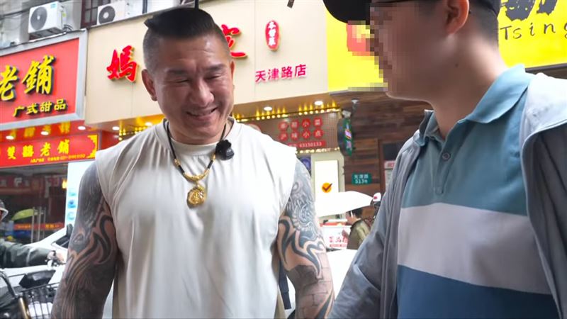 館長（左）聽聞「統一和回歸」反應曝光。（圖／翻攝自館長惡名昭彰YouTube）