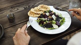 少吃還是胖？「3食物」吃了就忘:一堆人中