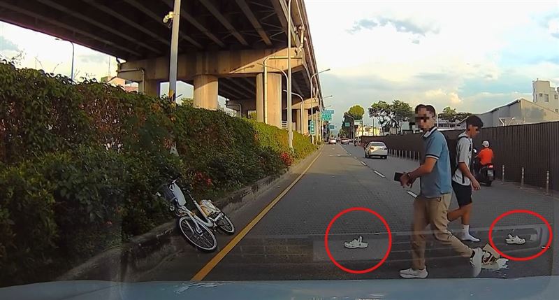穿洞洞鞋仆街的男同學,以自身經驗呼籲不要穿拖鞋騎車。(圖/翻攝自Threads)