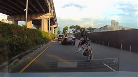 男同學騎YouBike，煞車突翹孤輪，前空翻慘摔，穿洞洞鞋釀禍(圖／翻攝自Threads)