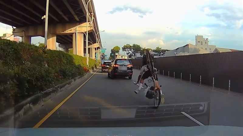 男同學穿洞洞騎YouBike,煞車突翹孤輪,前空翻慘摔。(圖/翻攝自Threads)