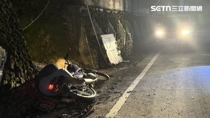 台中環山公墓發生離奇自摔車禍,外籍移工摔車頭部重創。(圖/翻攝畫面)