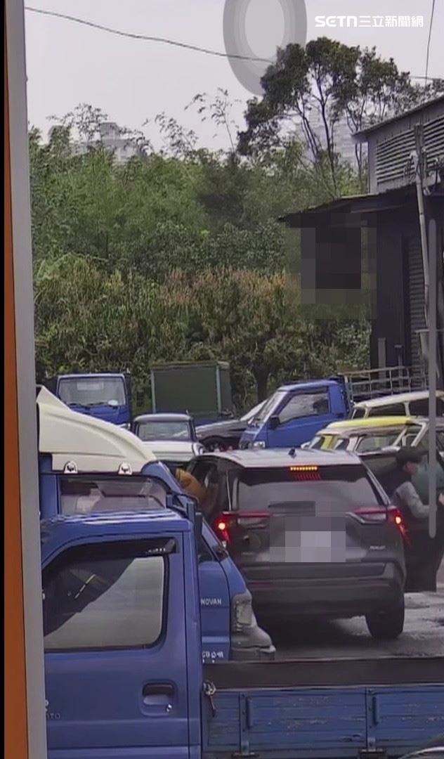 刑事局偵四大隊圍捕明仁會新店分會涂姓幫眾。(圖/翻攝畫面)