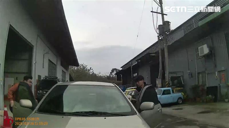 刑事局偵四大隊圍捕明仁會新店分會涂姓幫眾。(圖/翻攝畫面)