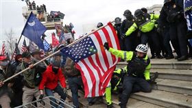 ▲美國加州州長紐森指謫川普強力鎮壓抗議群眾是「火上澆油」，並揚言「有種來逮捕我！」（圖／翻攝自X平台@GavinNewsom
）