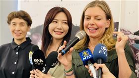 《看不見的國家》導演葛靜文執導、製片泰德霍普、馮賢賢、主角之一的立委吳沛憶。（圖／海鵬提供）