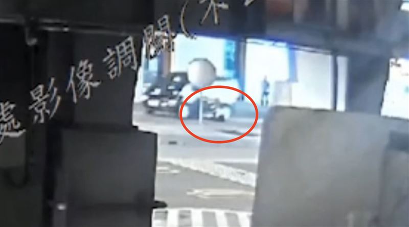 航警局員警攔查違停白牌車,反遭運將衝撞。(圖/機場公司提供)
