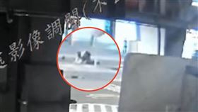 白牌車,航警,二航廈,衝撞,違停（圖／機場公司提供）