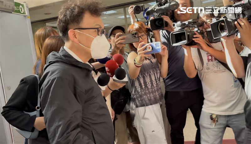 批高端炒股挨告！鄭正鈐現身北檢出庭
