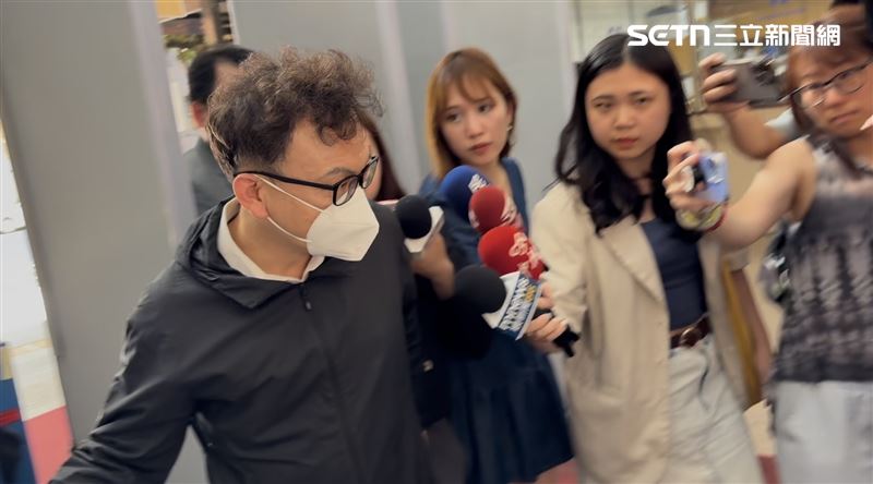 鄭正鈐抵達北檢出庭。（圖／記者楊佩琪攝）