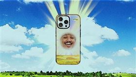  CASETiFY 特別打造的「太陽寶寶」客製化手機殼，除了能透過鏡面反射「親自出演太陽寶寶」外， 還可以自由上傳家人朋友、小孩或寵物的照片，成為天空中光芒四射的太陽寶寶。（圖／品牌業者提供）