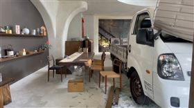  饅頭媽，前夫，北屯區茶行，開小貨車衝撞，25歲劉姓男子，賭債300萬，討債，現行犯逮捕(圖／翻攝畫面)