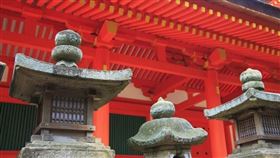  ▲台女穿超短褲在神社拍照，露臀的行徑讓一票網友罵翻。（翻攝Dcard）