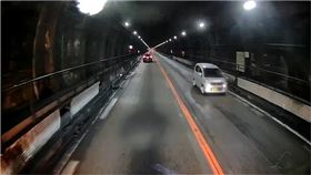 日本9旬老翁逆向行駛於隧道中。（圖／翻攝自X）