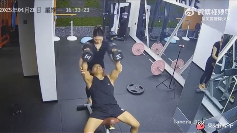 豪乳健身女教練教學男學員鍛鍊過程中，不時會用胸部「碰撞」男學員的臉，讓男學員露齒偷笑。（圖／翻攝自微博）