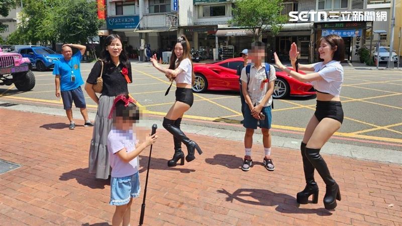 當事男學生表示有點傻眼，女老師特地站到辣妹身邊合照。（圖／翻攝畫面）
