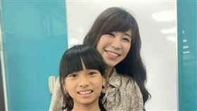 主持人白心儀跟小朋友分享紀錄片。（圖／三立提供）