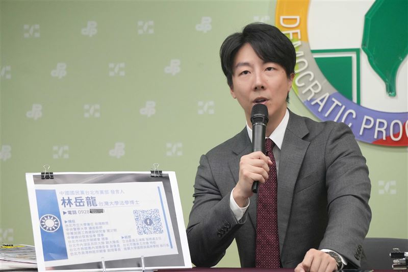 民進黨發言人吳崢今(11）日召開「認知作戰中共出手？藍白紅統一條龍」記者會。（圖／民進黨提供)