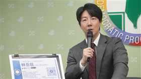 民進黨發言人吳崢今(11）日召開「認知作戰中共出手？藍白紅統一條龍」記者會。（圖／民進黨提供)