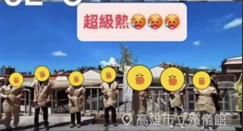 喪家一行人全入鏡,上頭的鴨子貼圖是家屬自己加的。(圖/翻攝畫面)