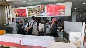 「周氏蝦捲」遭爆員工將客人吃剩的油豆腐倒回滷鍋，南市衛生局今早會同消保官前往相關稽查，除業者確認有員工造成製備流程交叉汙染外，也查出該店3項缺失，限期改正。（圖／翻攝畫面）