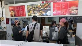 「周氏蝦捲」遭爆員工將客人吃剩的油豆腐倒回滷鍋，南市衛生局今早會同消保官前往相關稽查，除業者確認有員工造成製備流程交叉汙染外，也查出該店3項缺失，限期改正。（圖／翻攝畫面）