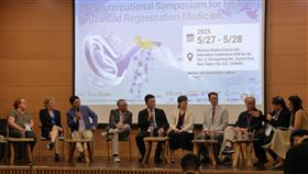 本次研討會匯集全球頂尖學者、臨床專家、產業領袖及研究人員，推動跨領域合作及國際學術交流。圖為與會專家們討論畫面。圖／馬偕醫學大學提供