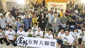 黨外在野大聯盟成立  拚守護台灣民主防線「黨外在野大聯盟」11日在台北舉行成立大會，眾人手拿白玫瑰合影，力拚守護台灣民主防線。中為前國民黨立委鄭麗文。中央社記者鄭清元攝  114年6月11日