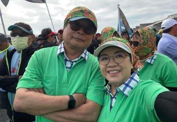 行政院南部聯合執行中心副執行長陳慧玲(右)和丈夫蔡燈財涉貪,被澎湖地方法院裁定羈押禁見。(圖/翻攝陳慧玲臉書)