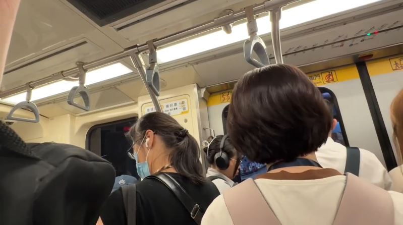 地震當下的捷運車廂畫面。（圖／翻攝畫面）