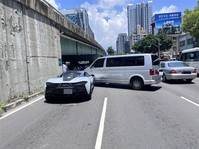 福斯商旅車變換車道,與麥拉倫ARTURA發生碰撞。(圖/翻攝畫面)