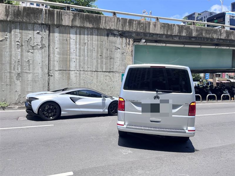 福斯商旅車變換車道,與麥拉倫ARTURA發生碰撞。(圖/翻攝畫面)