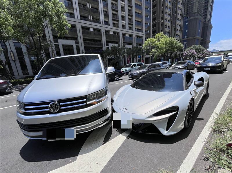 台中驚見千萬超跑車禍!麥拉倫ARTURA(右)遭撞毀,警方釐清肇責中。(圖/翻攝畫面)
