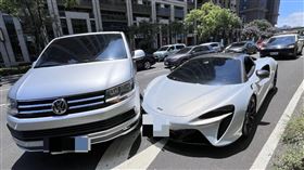 台中驚見千萬超跑車禍！麥拉倫ARTURA遭撞毀，警方釐清肇責中。（圖／翻攝畫面）