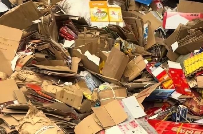 老婦家中堆滿紙箱,連走廊都佔用,鄰居擔心發生火災屢勸不聽。(圖/翻攝自微博)
