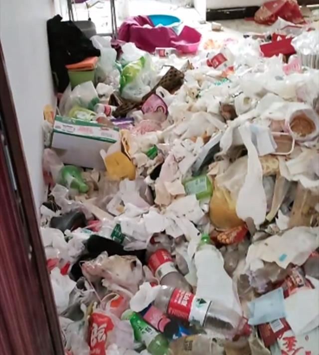消防人打開門看到堆積如山的回收物也嚇到,清出1噸垃圾。(圖/翻攝自微博)