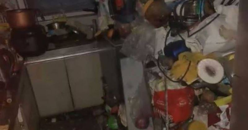 北京72歲婦長年囤積廢品,家中堆近1噸垃圾,遭強制清除。(圖/翻攝自微博)