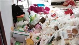 ▲北京72歲婦長年囤積廢品，家中堆近1噸垃圾，遭強制清除。（圖／翻攝自微博）