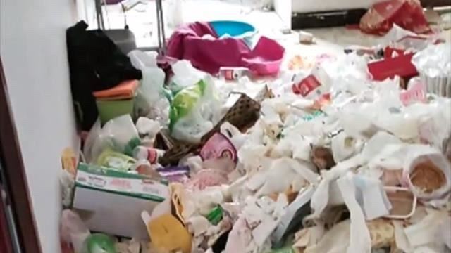 7旬婦囤廢品惡臭惹鄰怨 清出1噸垃圾