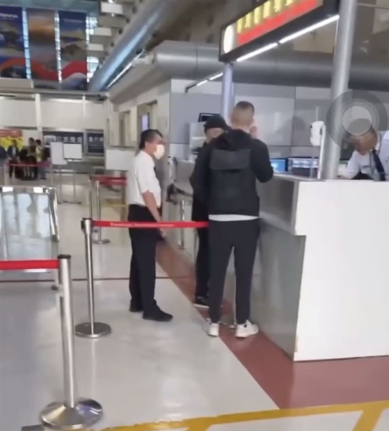 顏大鈞被人直擊現身小港機場,但已遭境管被攔下。(圖/民眾提供)