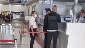 ▲有民眾目擊戴黑帽男子（紅圈），疑似就是顏大鈞，試圖出境卻被攔下。（圖／民眾提供）