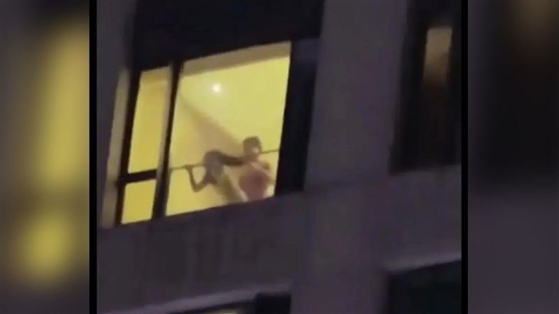 情色網紅上演活春宮　路人舉起手機拍不停