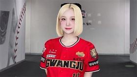 朴星垠最大特色就是白皙肌膚與超搶眼的金色短髮。（圖／翻攝自朴星垠 IG）