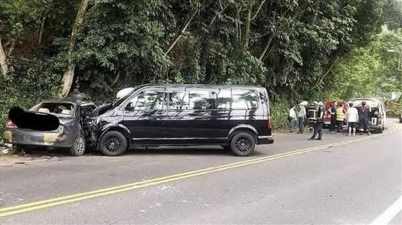 潘翁開車逆向與廂型車對撞。(圖/翻攝畫面)