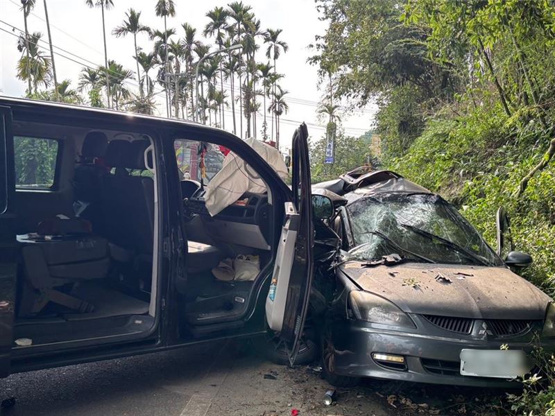 潘翁一度受困車內,被救出後送醫命危。(圖/翻攝畫面)