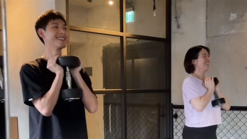 劉品言曝孕肚！和連晨翔超甜「雙人運動」