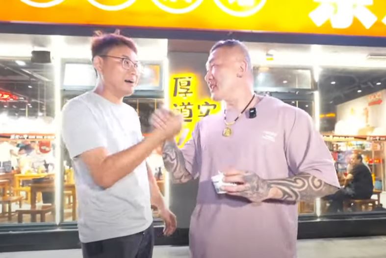 許淑華指出,館長如果有這麼多粉絲,那根本是國際巨星等級了!(圖/翻攝館長惡名昭彰YouTube)