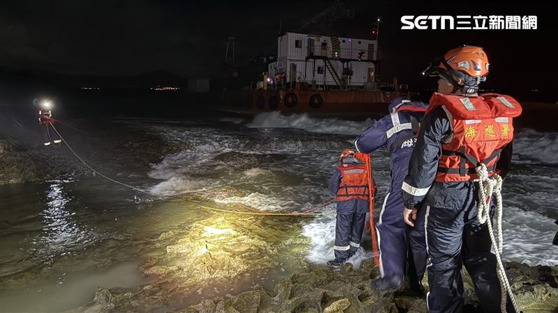 救援人員只能徒步攀爬礁岩,並運用「捲線延伸式浮水繩」實施下水救援。(圖/翻攝畫面)