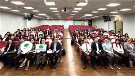 ▲國泰投信秉持人才複利論策略，將持續深化與各大院校的合作，圖為總經理張雍川（前排左五）、中央大學校長蕭述三（前排右五）、副校長阮啓弘（前排右四）。（圖／國泰投信提供）