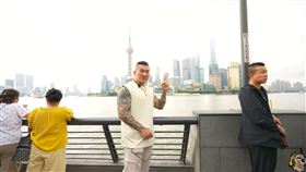 館長和上海景觀拍照。(圖／翻攝自Youtube）